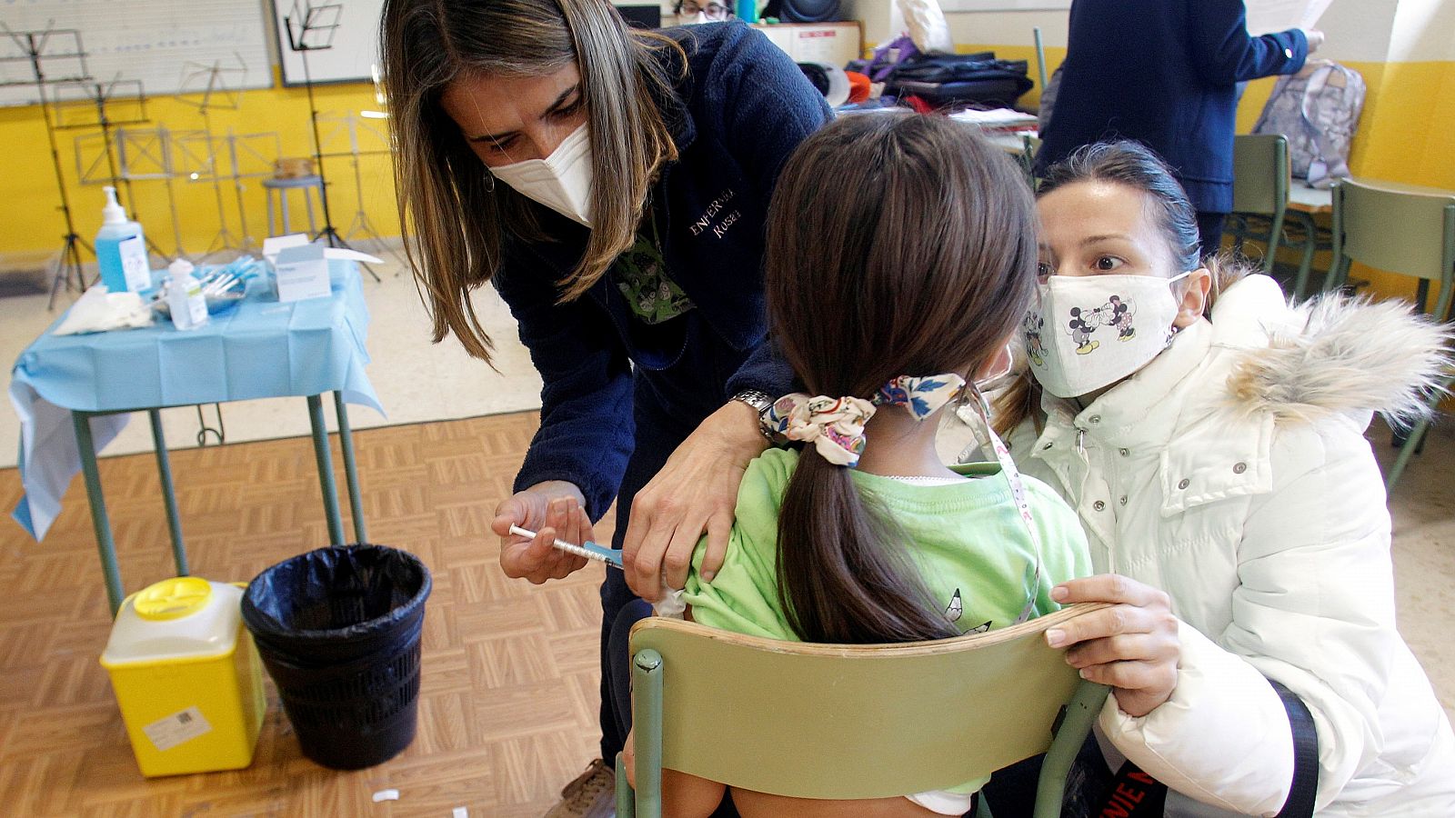 Personal sanitario vacuna a una menor de 12 años en un colegio de Alicante.