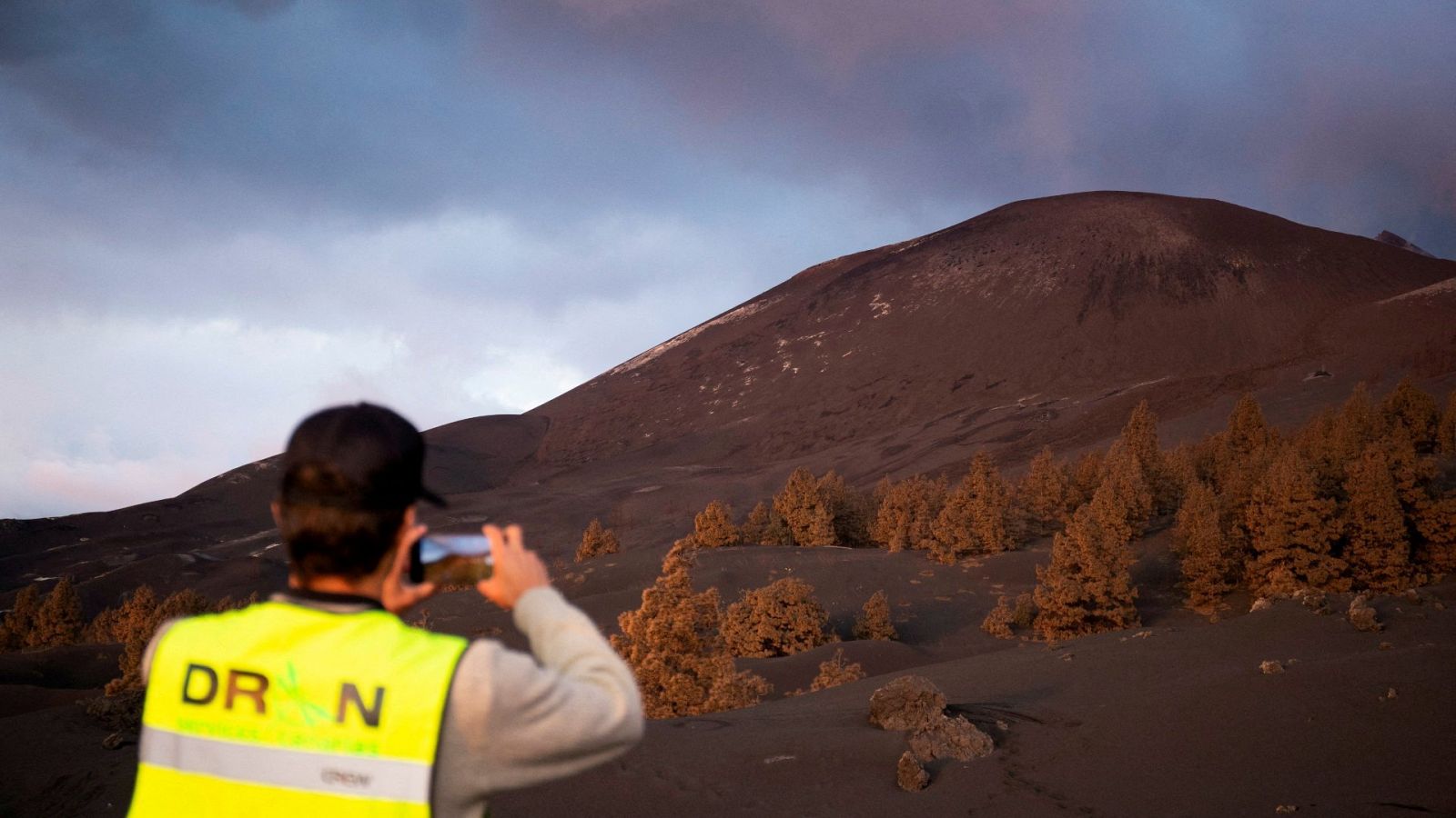 Un piloto de dron toma una foto de la montaña creada por la erupción del volcán de Cumbre Vieja