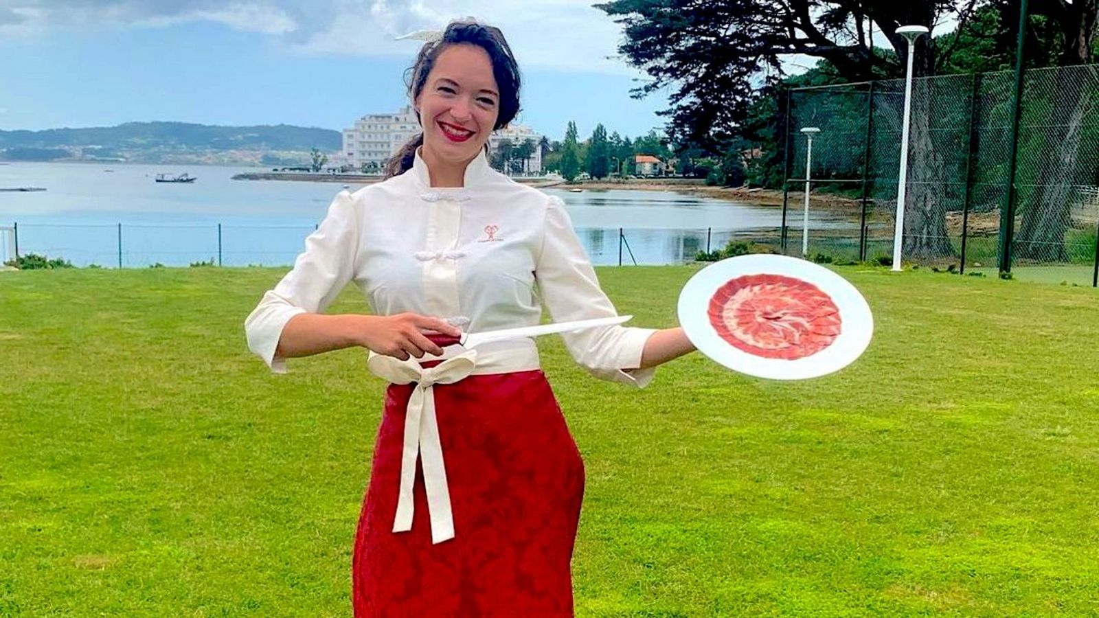 La cortadora de jamón profesional Raquel Acosta posa con un plato de jamón