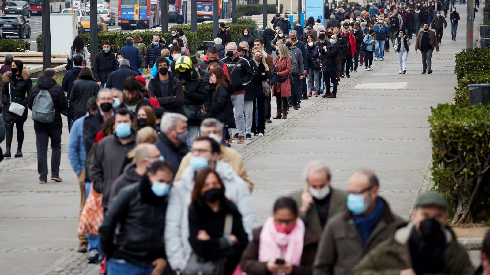 Cientos de personas esperan para vacunarse en el centro de vacunación de La Fira de Barcelona