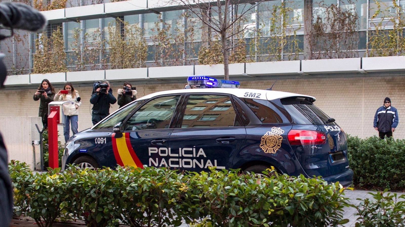 El vehículo de la Policía Nacional que transportabatras su detención a la madre de la niña de 5 años hallada muerta en la habitación de un hotel en Logroño