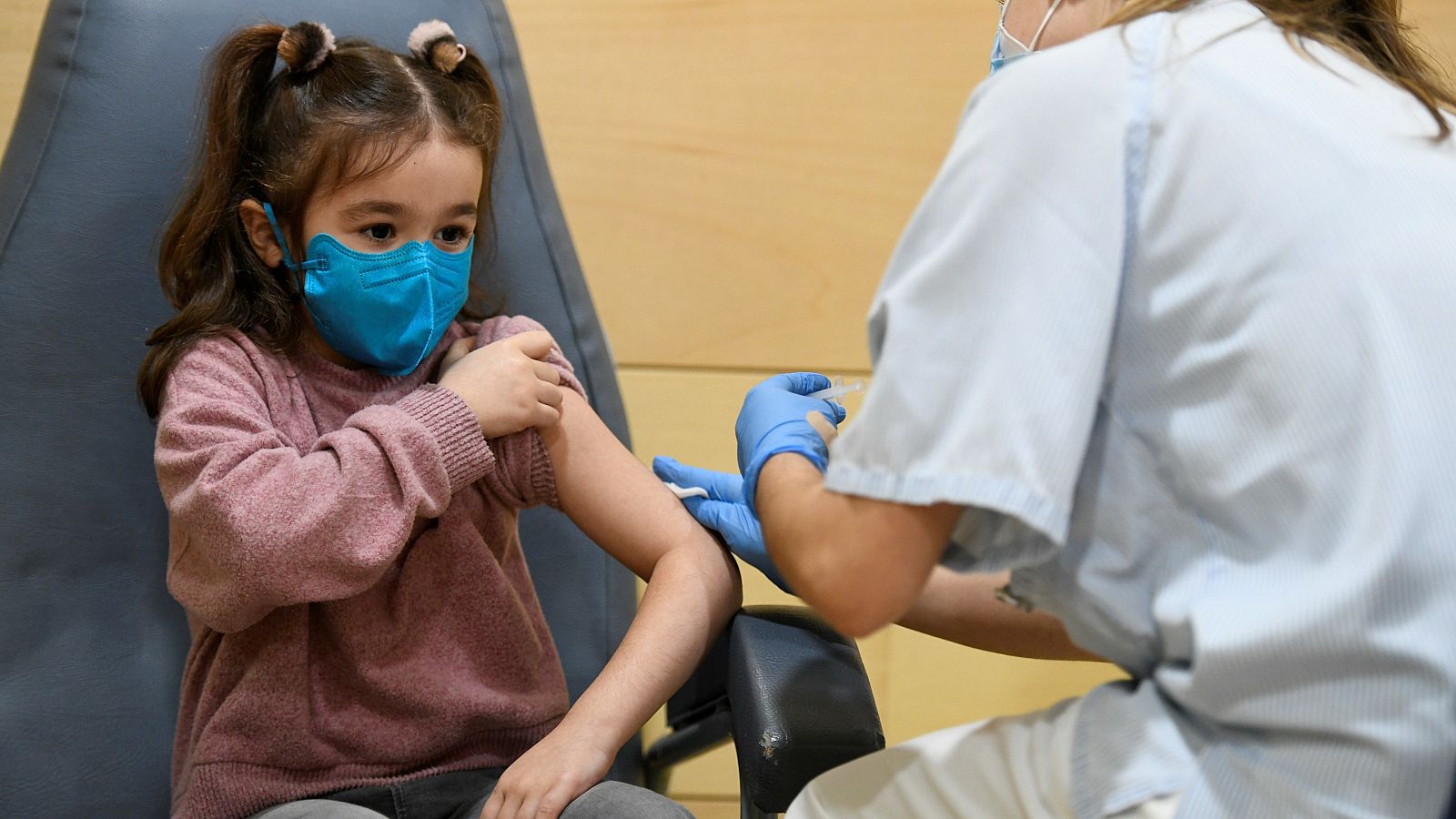 Una niña recibe la vacuna contra la COVID-19, en el Hospital infantil de O'Donnell, en Madrid.