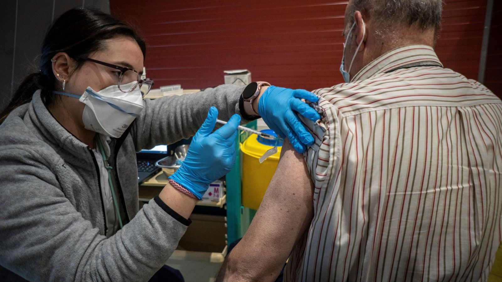 Un hombre se vacuna contra la COVID-19 en el Palacio de Deportes de Santander habilitado por el Servicio Cántabro de Salud