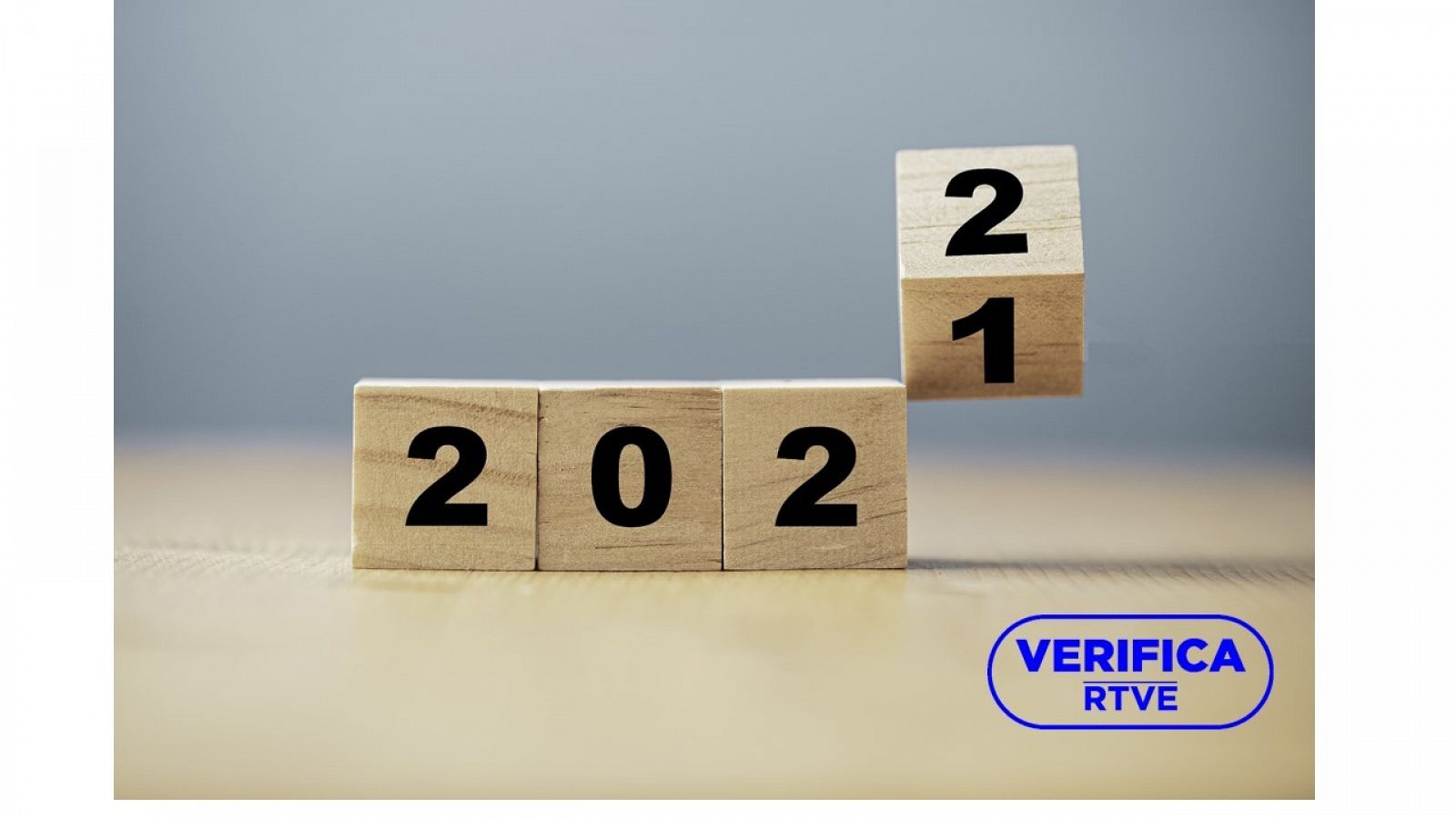 Unos cubiletes con la fecha de 2021 y su paso a 2022, con el sello azul de VerificaRTVE