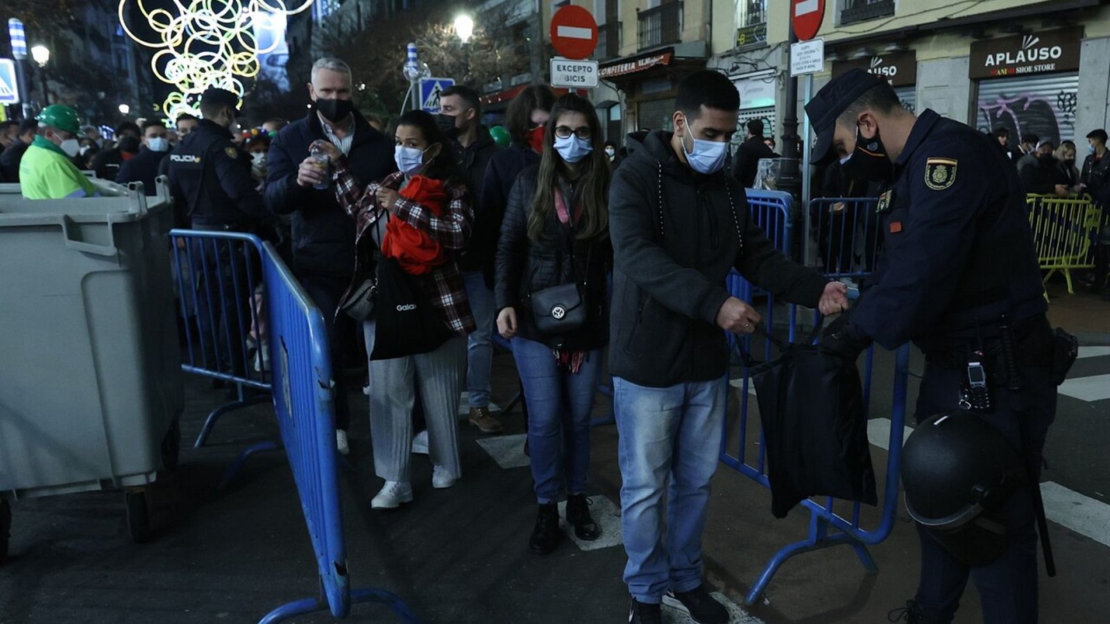 Controles policiales en la Puerta del Sol para el ensayo de las campanadas de Nochevieja. EFE/Kiko Huesca
