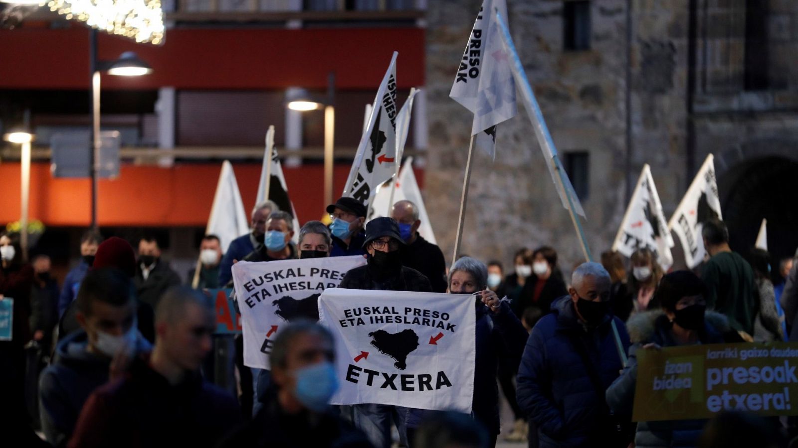 Cientos de personas participan este viernes en una manifestación convocada por la red de apoyo a los presos de ETA