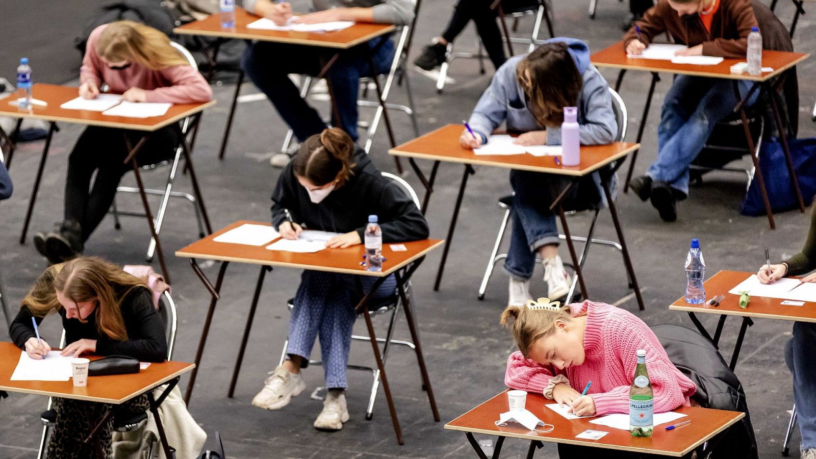 Alumnos de estudios superiores hacen un examen en Ámsterdam