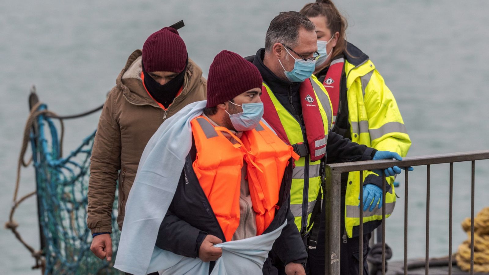 Varios migrantes llegan a Dover después de ser rescatados por las autoridades británicas