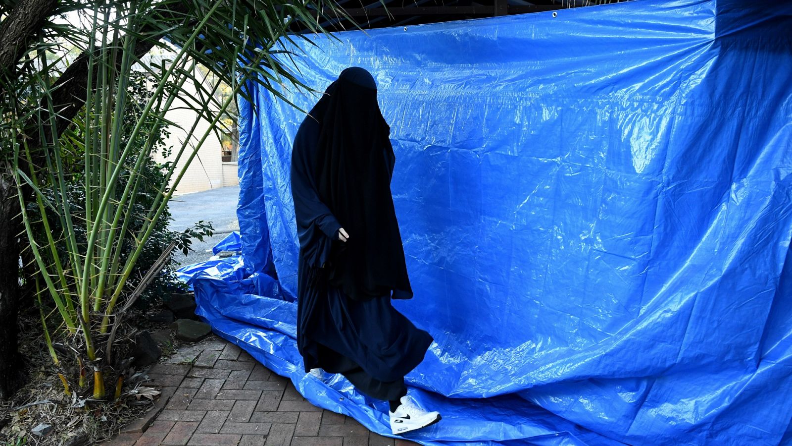 Una mujer vestida con burka llega a una redada antiterrorista en Sídney (Australia)