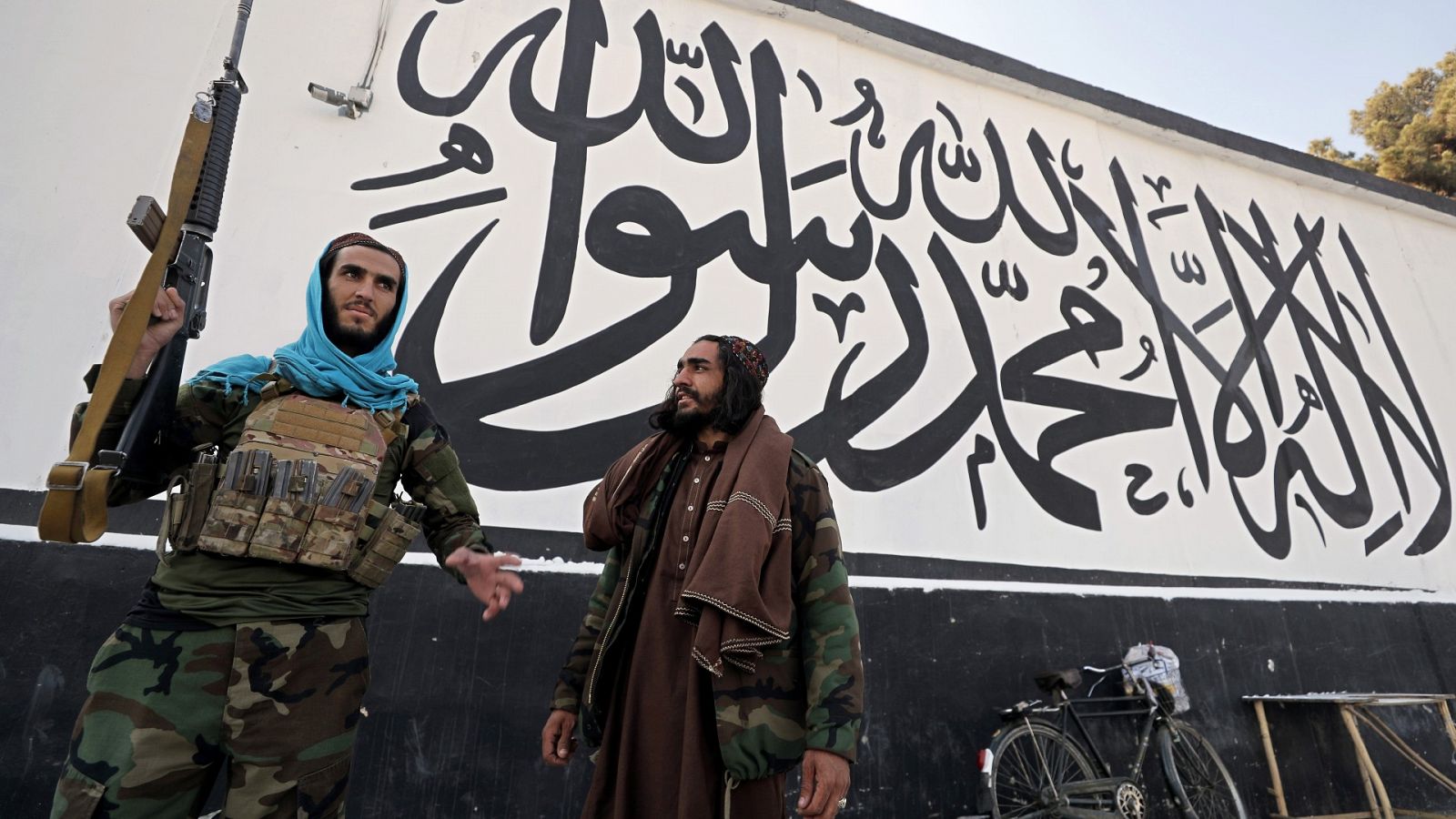 Dos talibanes frente al edificio de la antigua embajada de Estados Unidos
