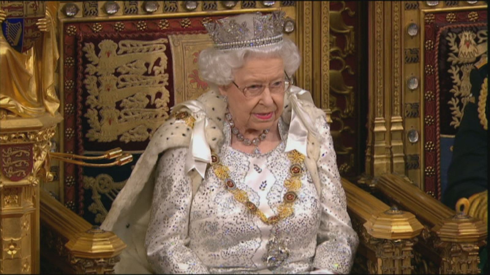 La reina Isabel II en el trono