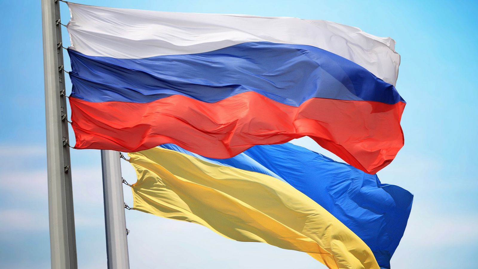La bandera rusa y la ucraniana ondeando