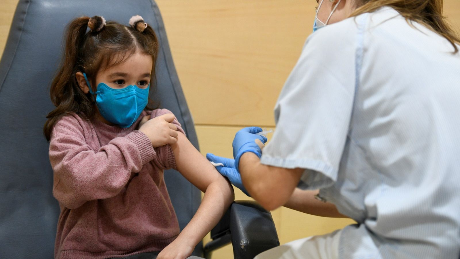 Una niña recibe la vacuna en el Hospital infantil de O'Donnell, en Madrid