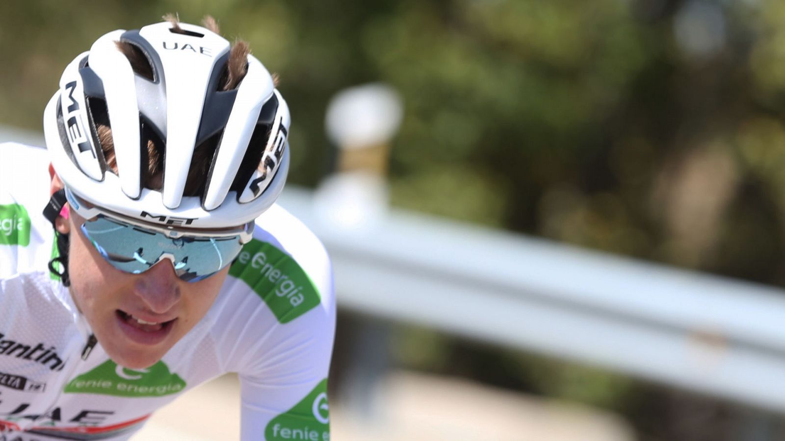 Pogacar, con el maillot blanco de mejor joven, durante una etapa en la Vuelta a España 2019