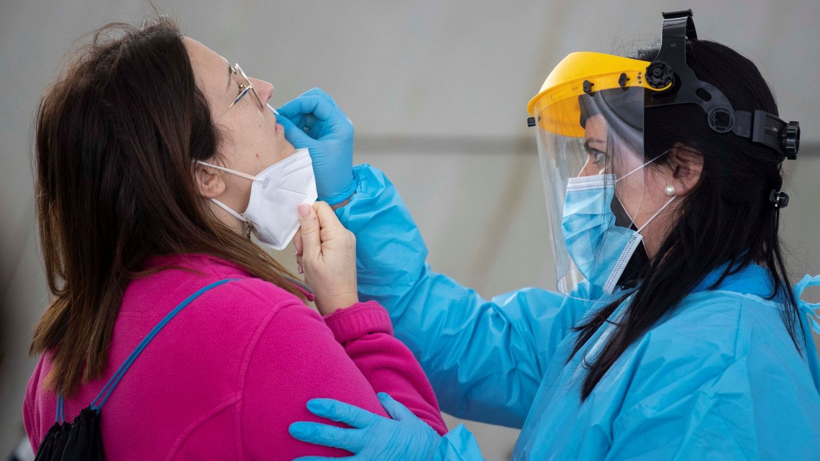 Una sanitaria realiza un test de antígenos a una maestra en el vivero de empresas de Archena (Murcia)