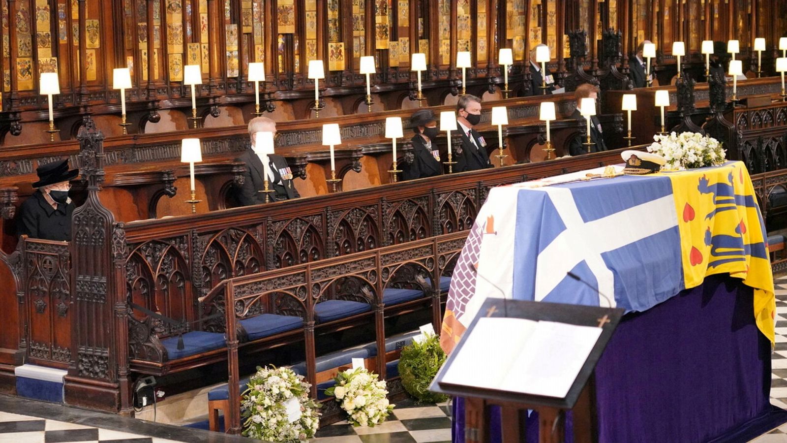Archivo: La reina Isabel II, durnate el funeral por su marido, el príncipe Felipe de Edimburgo, el 17 de abril de 2020. Foto: Jonathan Brady/Pool vía REUTERS