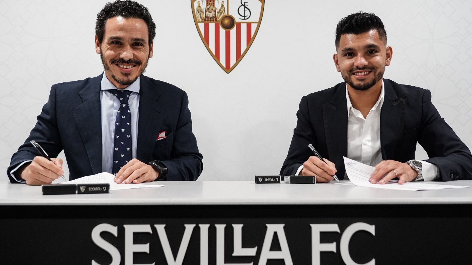 El mexicano Tecatito Corona firma por el Sevilla FC.