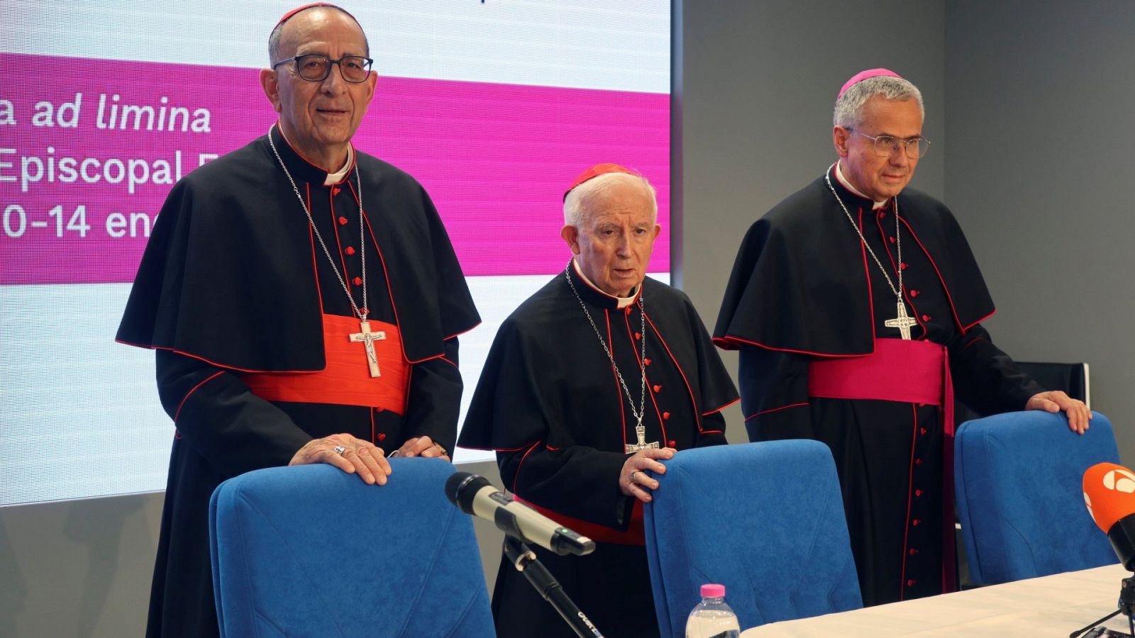 El cardenal presidente de la Conferencia Episcopal Española (CEE), Juan José Omella (i)