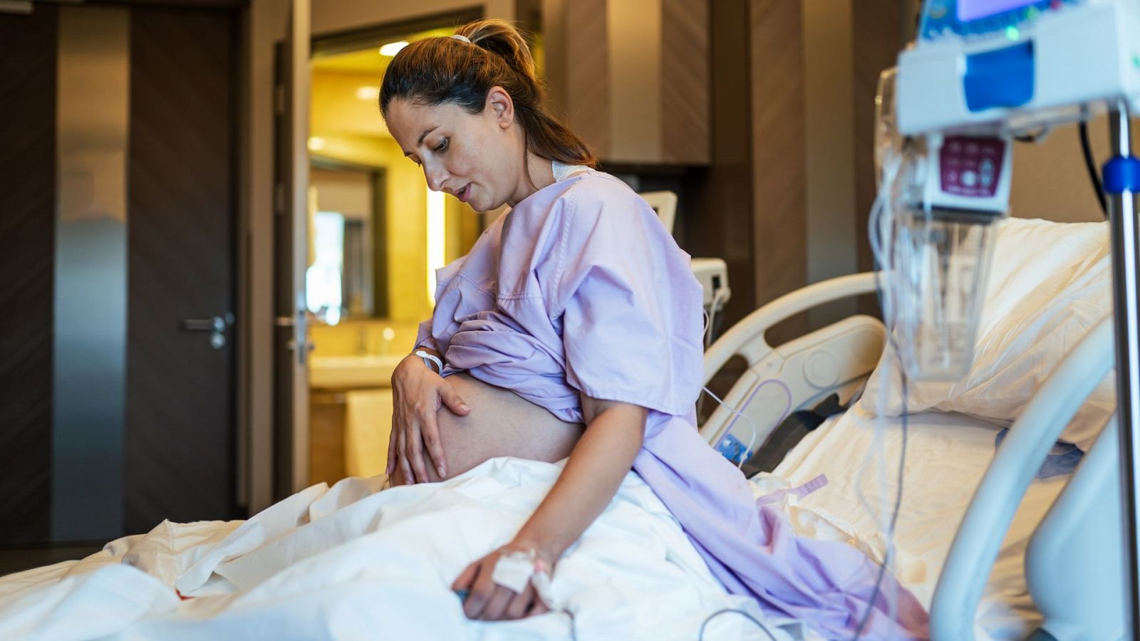 Una mujer embarazada en un hospital