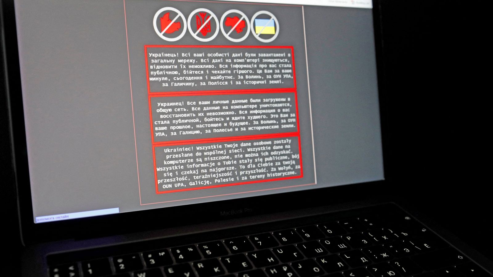 Una ordenador portátil muestra en la pantalla la web del Ministerio de Exteriores ucraniano hackeada