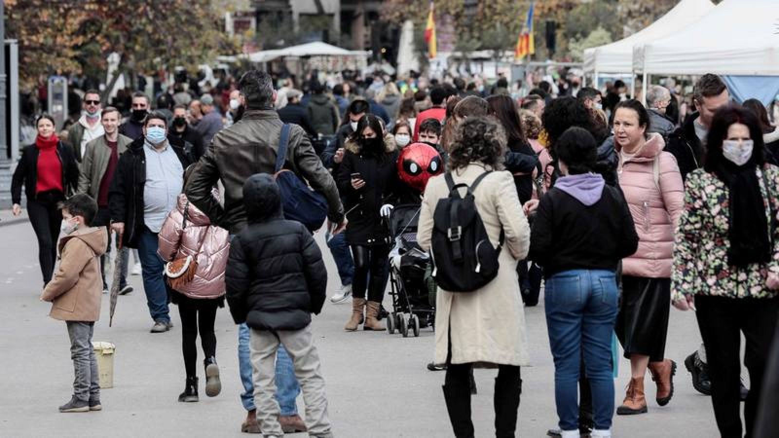 Personas paseando por la Plaza del Ayuntamiento de Valencia, en una imagen de diciembre de 2021