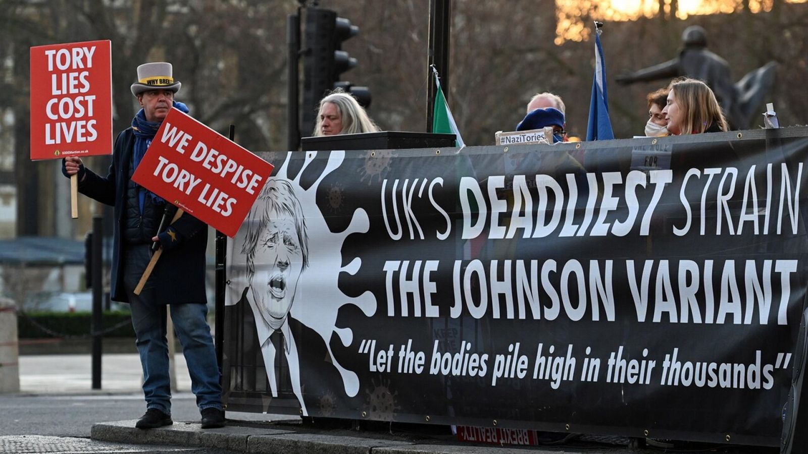 Protesta contra la gestión de la pandemia de Boris Johnson, primer ministro británico, frente al Parlamento de Westminster, Londres, el 12 de enero de 2022. EFE/EPA/ANDY RAIN