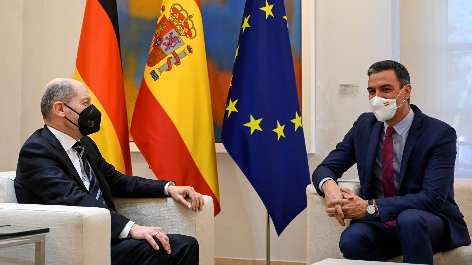 El presidente de España, Pedro Sánchez, y el canciller alemán, Olaf Scholz, durante una reunión en La Moncloa.