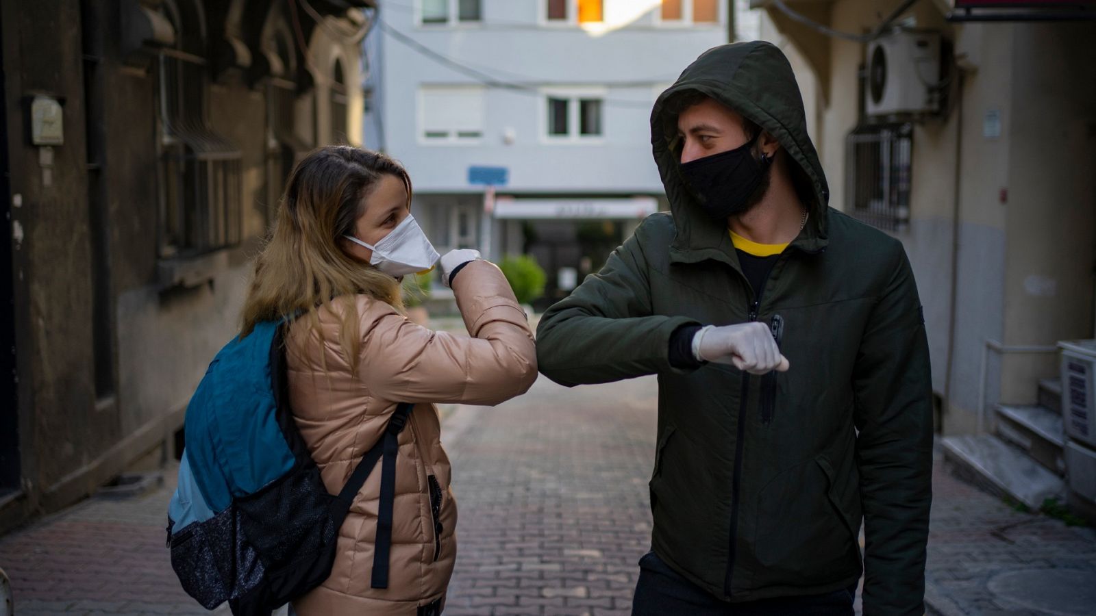 Dos amigos saludando durante la pandemia