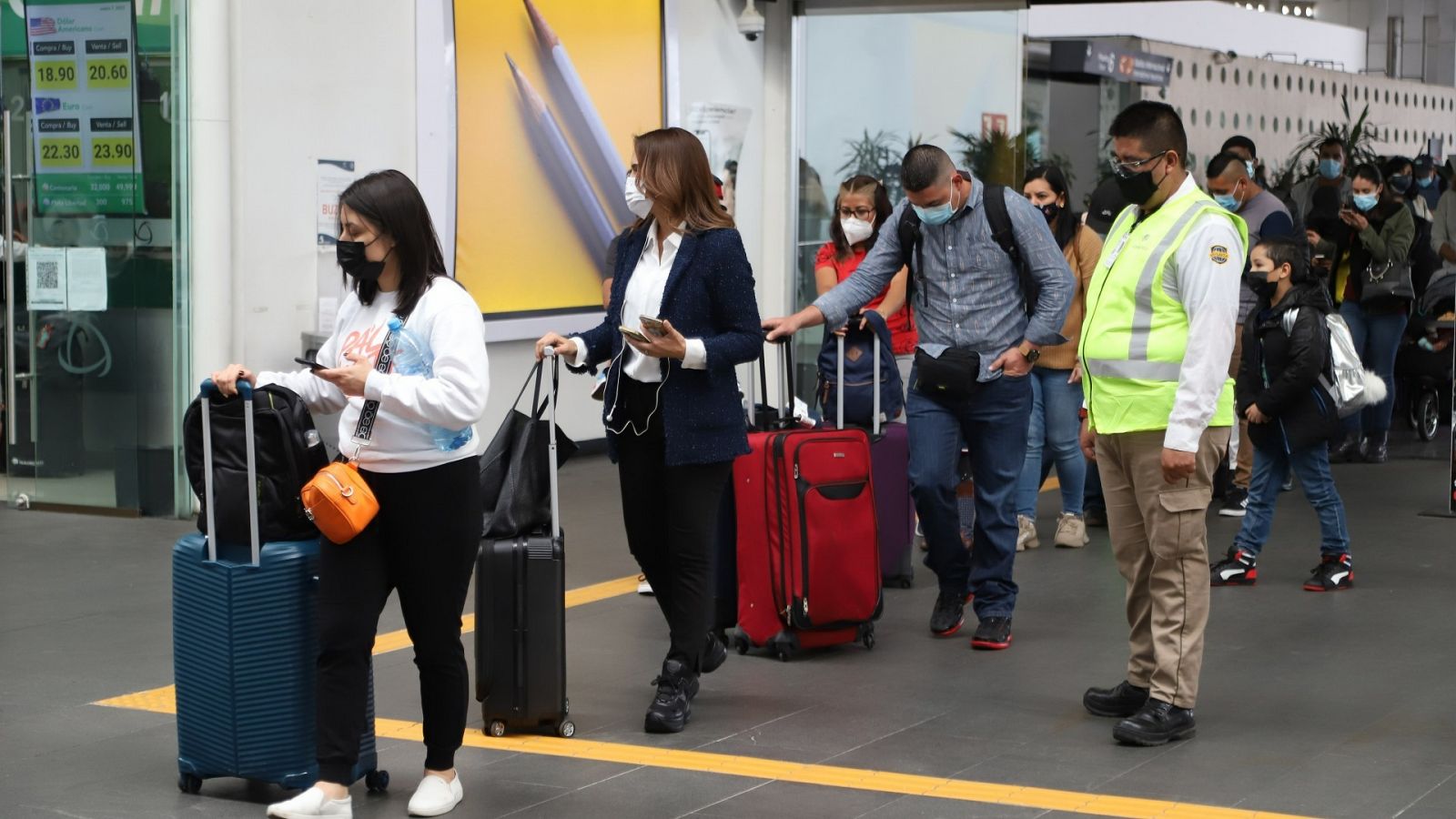 Llegada de turistas a un aeropuerto de México