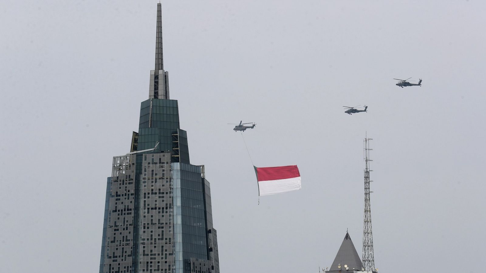 Helicópteros militares transportan la bandera de Indonesia mientras sobrevuelan Yakarta