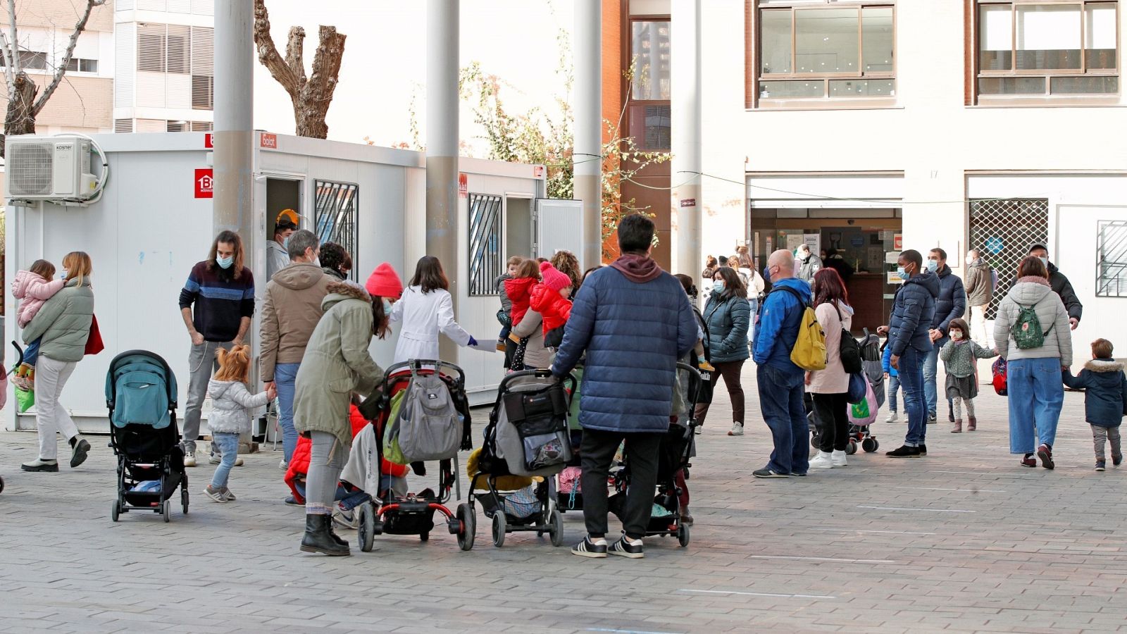 Varios padres con sus hijos esperan para realizarse TAR y PCR en el Centro de Atención Primaria de Villa Olímpica, en Barcelona (archivo).