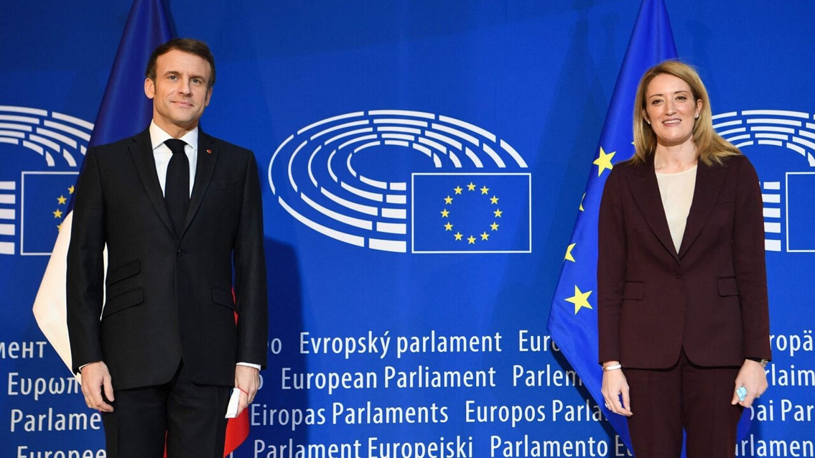 El presidente francés, Emmanuel Macron, junto a la presidenta del Parlamento Europeo, Roberta Metsola. Foto: Bertrand GUAY / POOL / AFP