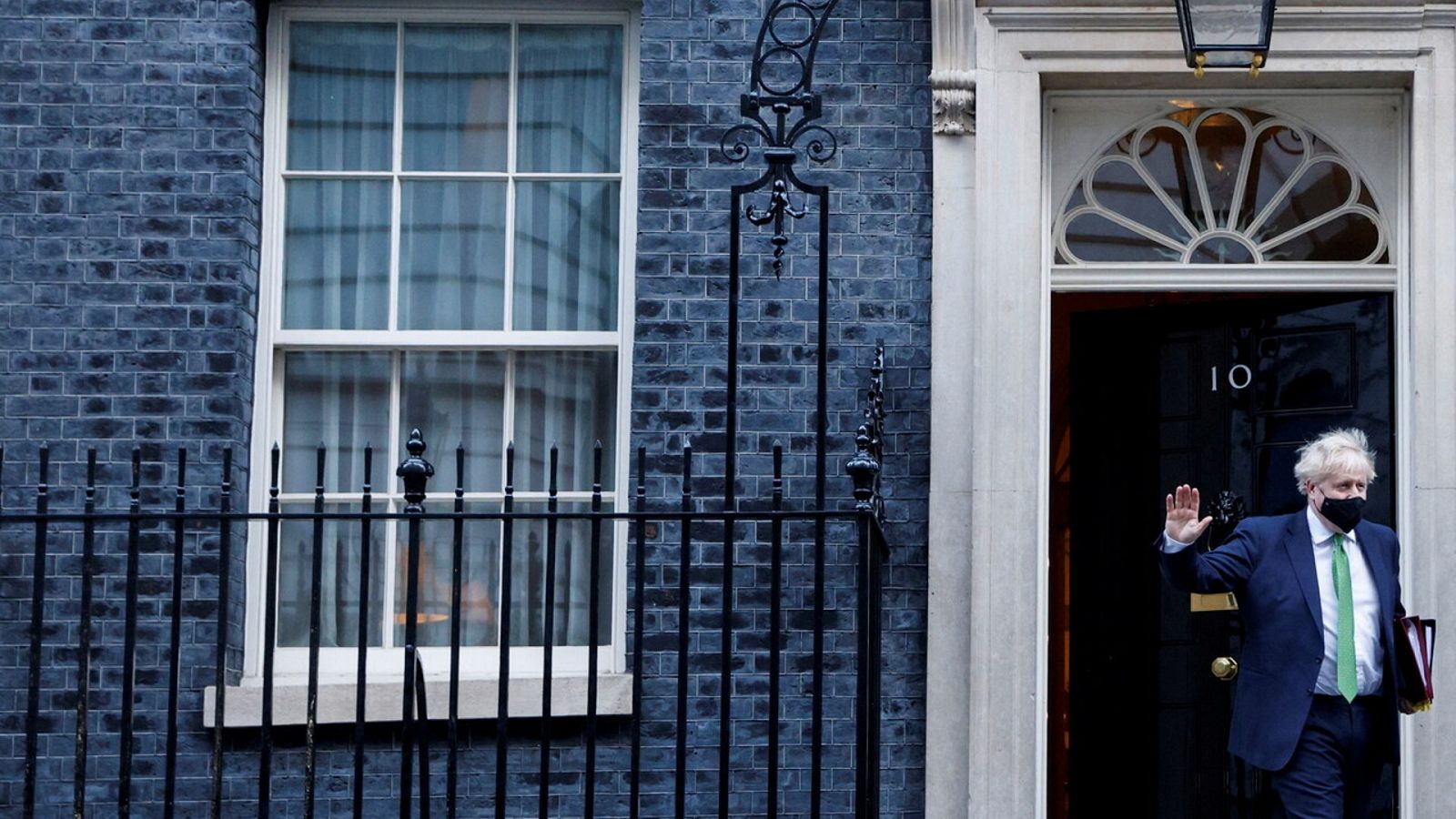El primer ministro británico, Boris Johnson, sale de su residencia y oficina en Downing Street. REUTERS/John Sibley