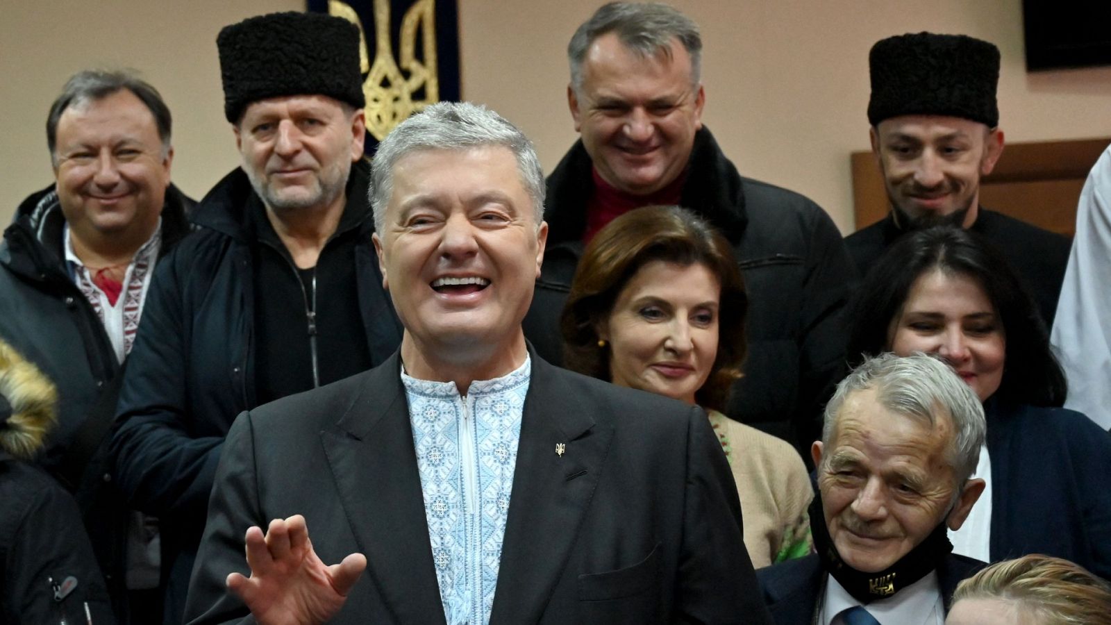 Petró Poroshenko celebra con sus seguidores su libertad provisional