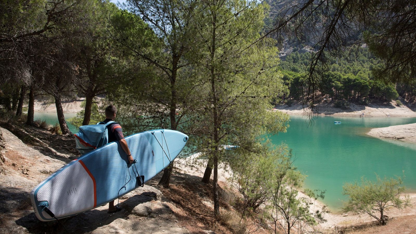 Un visitante se dispone a practicar deportes acuáticos en el Pantano de El Chorro, en la localidad malagueña de Ardales