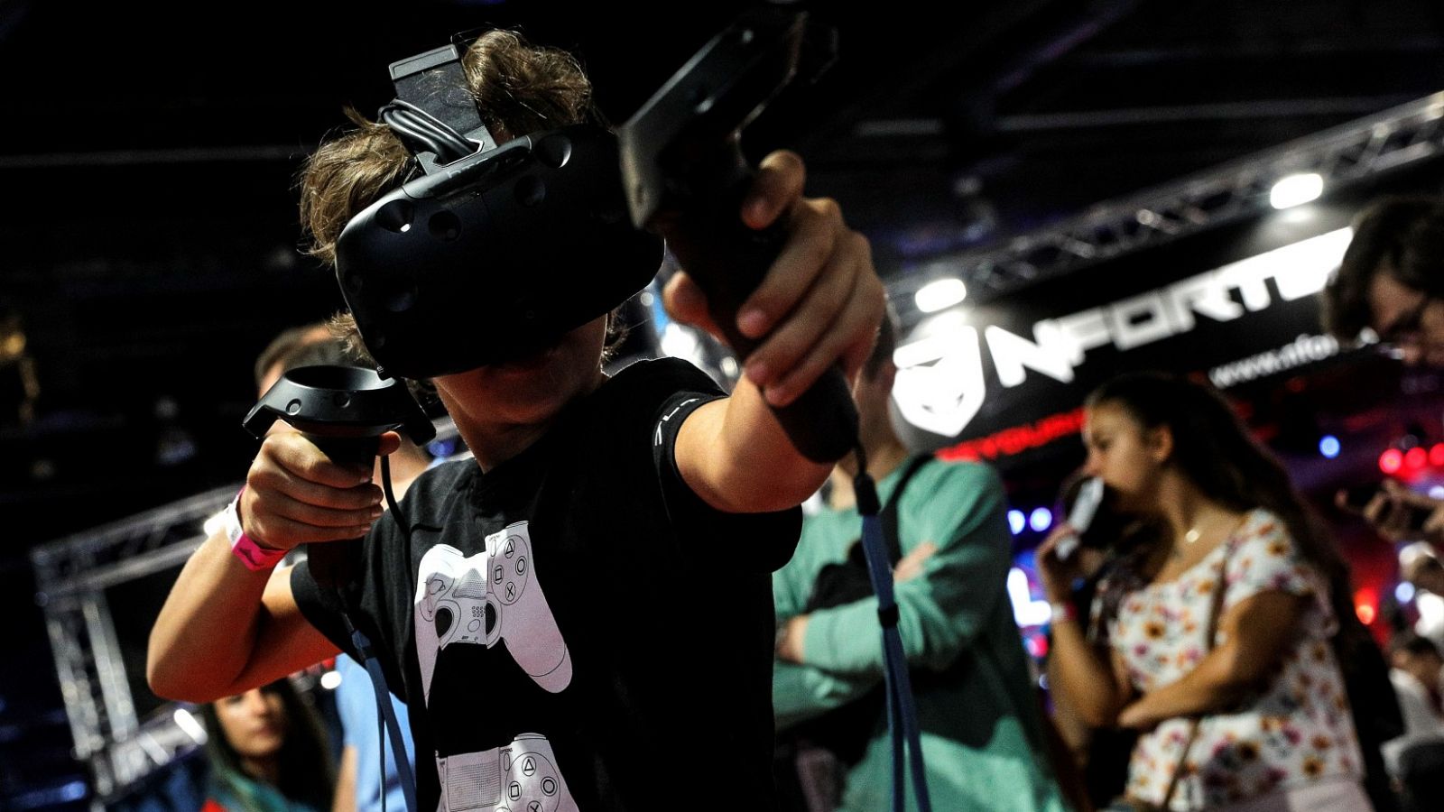 Un niño juega a un videojuego de realidad virtual en el festival DreamHack, en Valencia (2019)