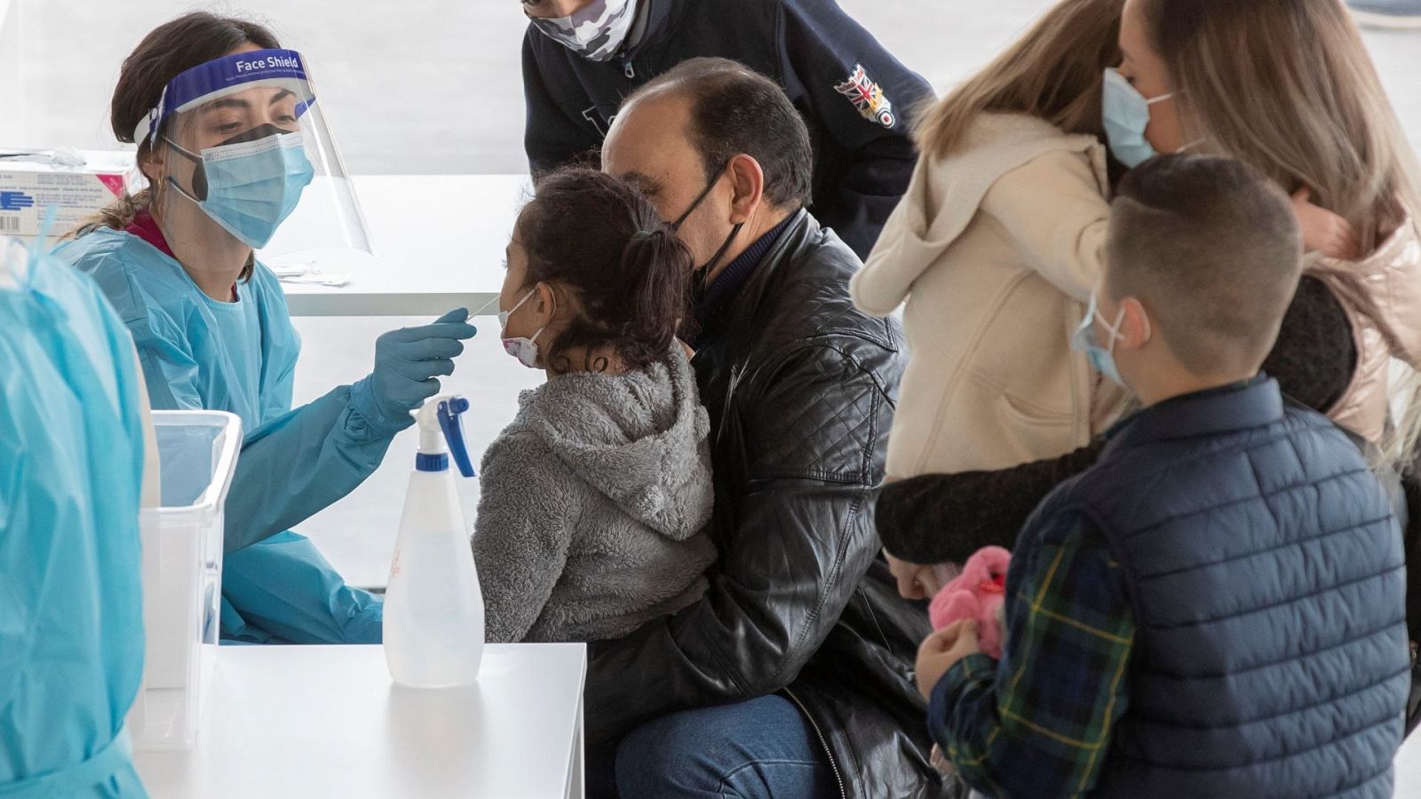 Una sanitaria realiza un test de antígenos a una niña en el vivero de empresas de Archena 