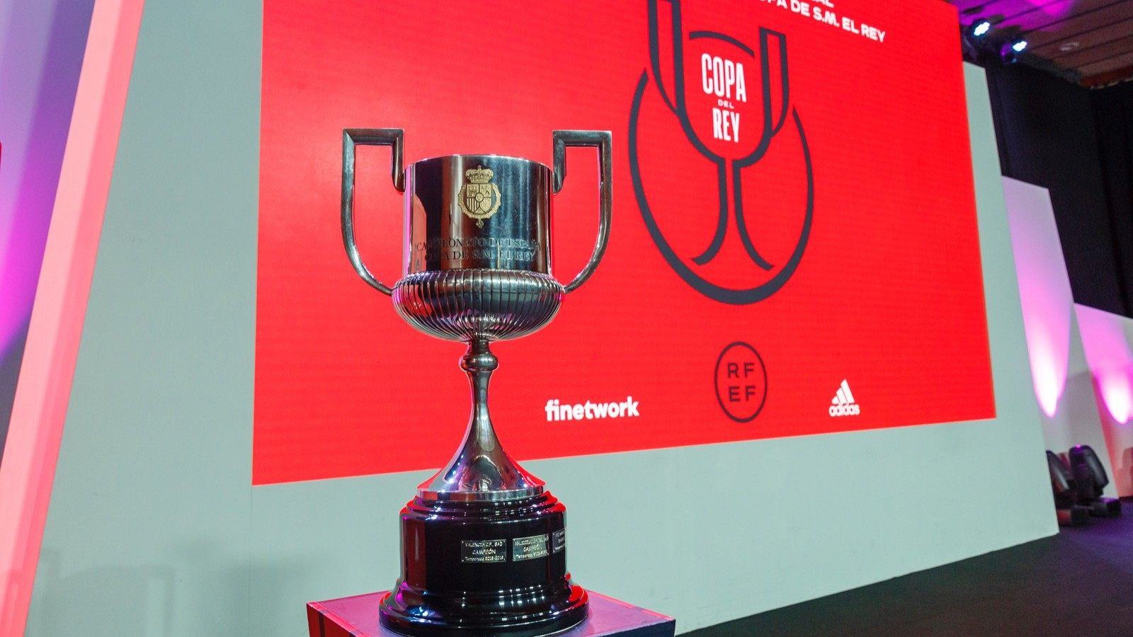 El trofeo de la Copa del Rey en el salón de la Ciudad del Fútbol de Las Rozas
