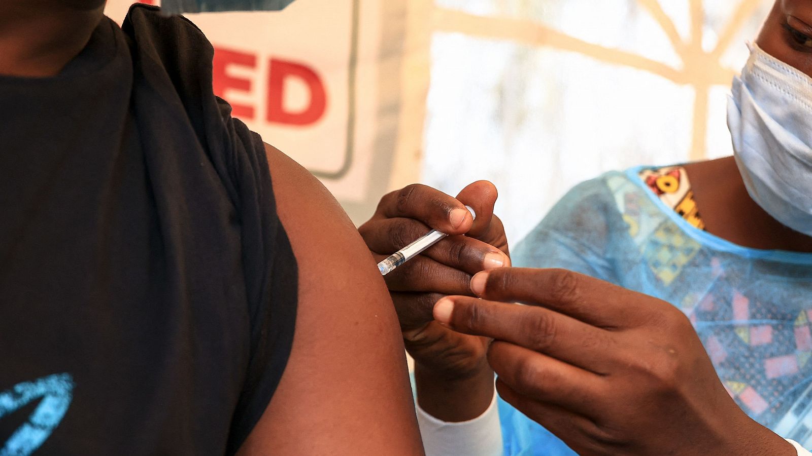 Una trabajadora sanitaria administra una dosis de la vacuna COVID en Yaundé, Camerún.