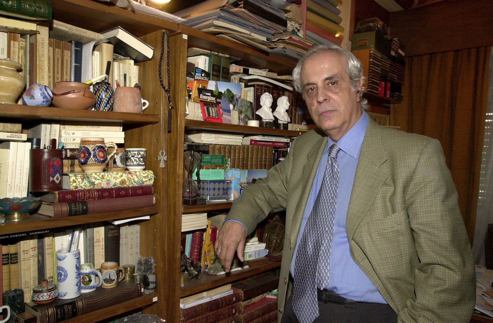 Muere el dramaturgo Domingo Miras, Premio Nacional de Literatura Dramática, que posa junto a una estantería llena de libros detrás de él