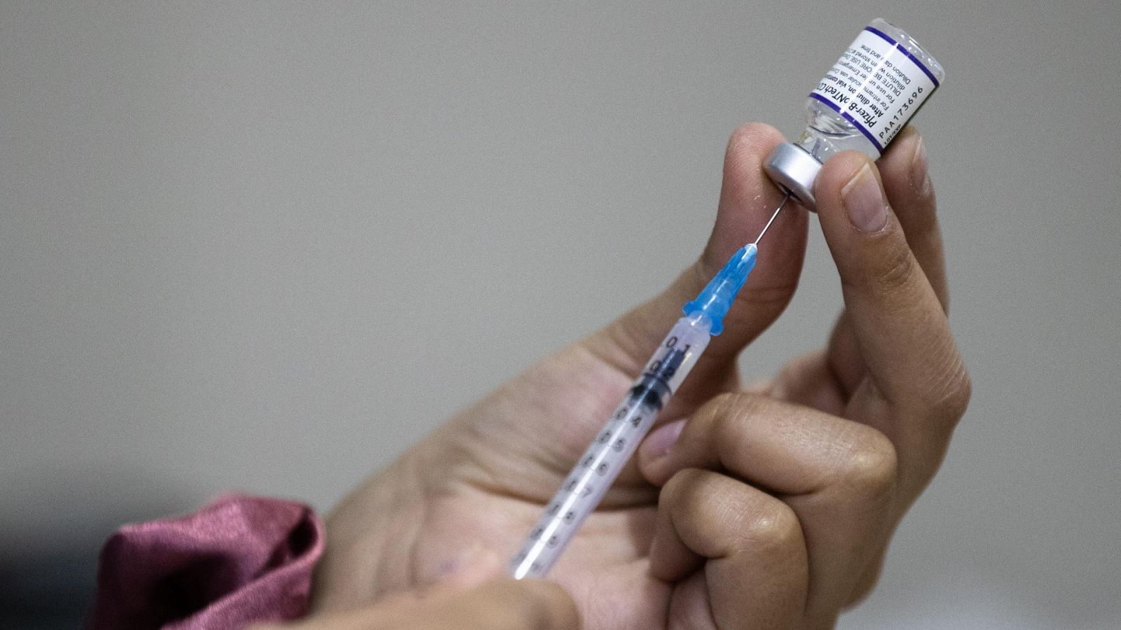 Las vacunas de refuerzo evitan en un 80% que ómicron provoque casos graves, según la OMS