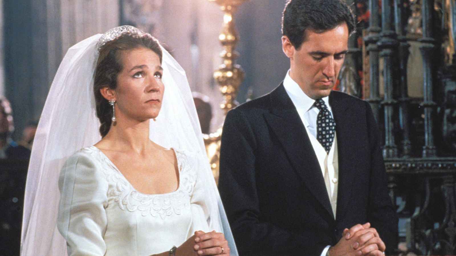 La Infanta Elena y Jaime de Marichalar en su boda en la Catedral de Sevilla en 1995