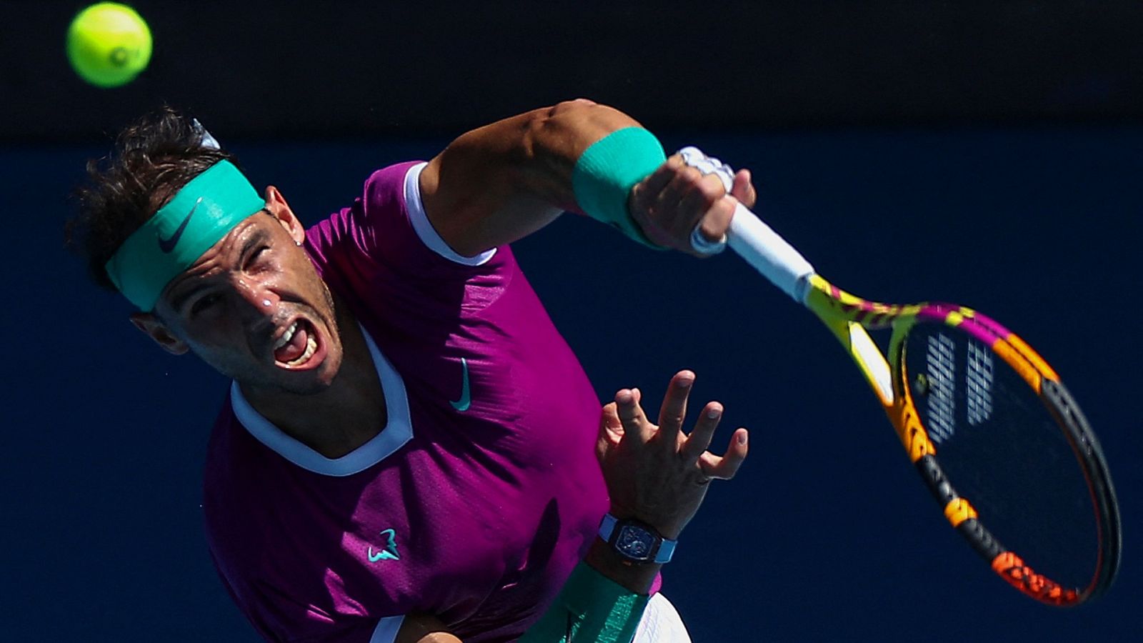 Rafa Nadal durante un partido en el Open de Australia 2021.