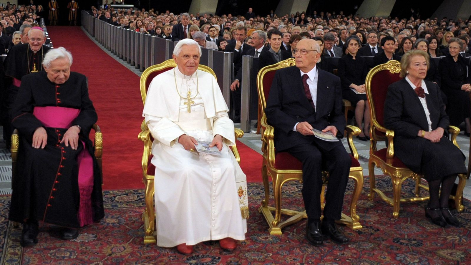 El ex papa Benedicto XVI sentado junto su hermano, Georg Ratzinger, el ex presidente de la República Italiana, Giorgo Napoitano y su mujer Clio