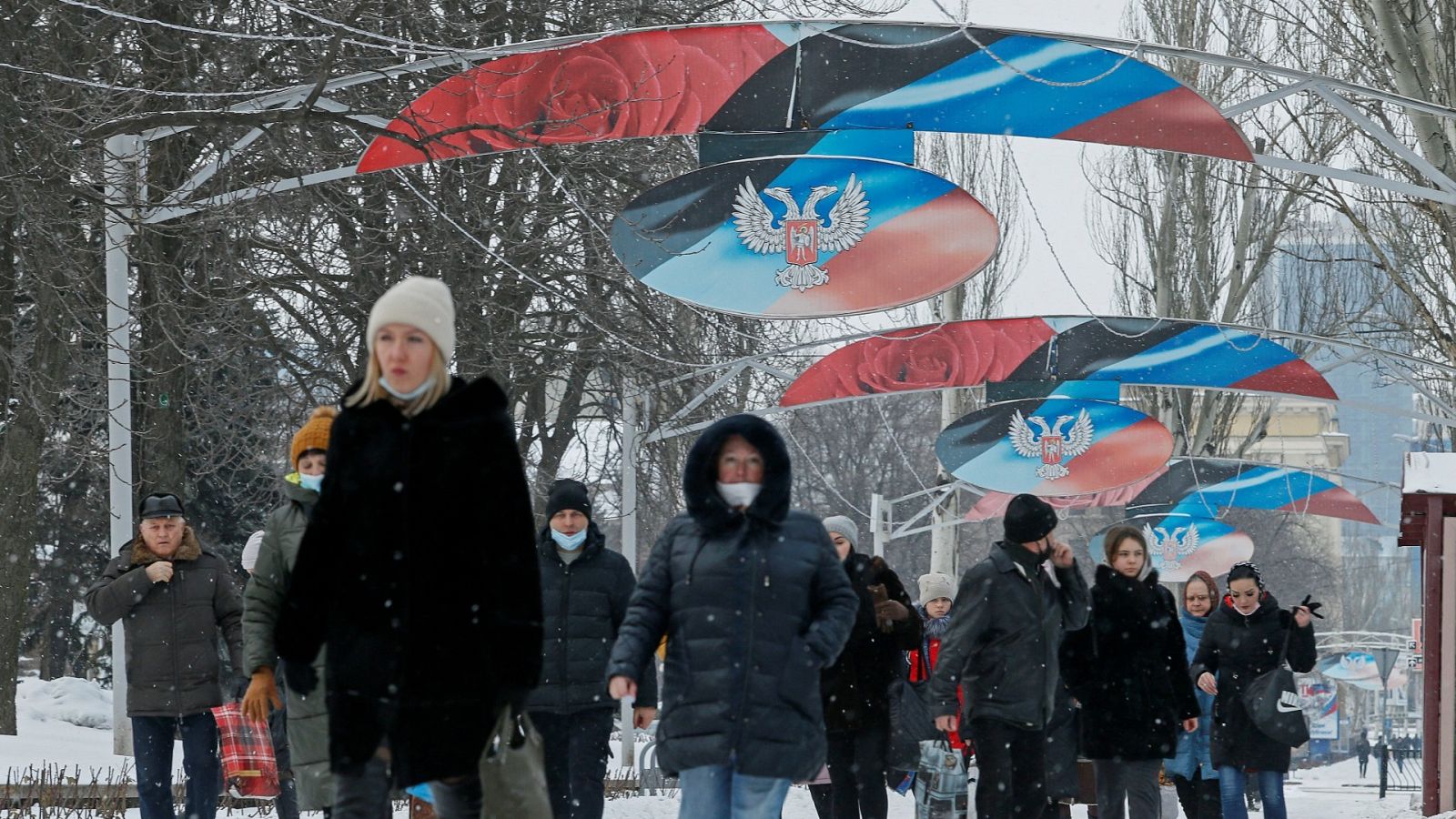  Peatones caminan en la ciudad rebelde de Donetsk