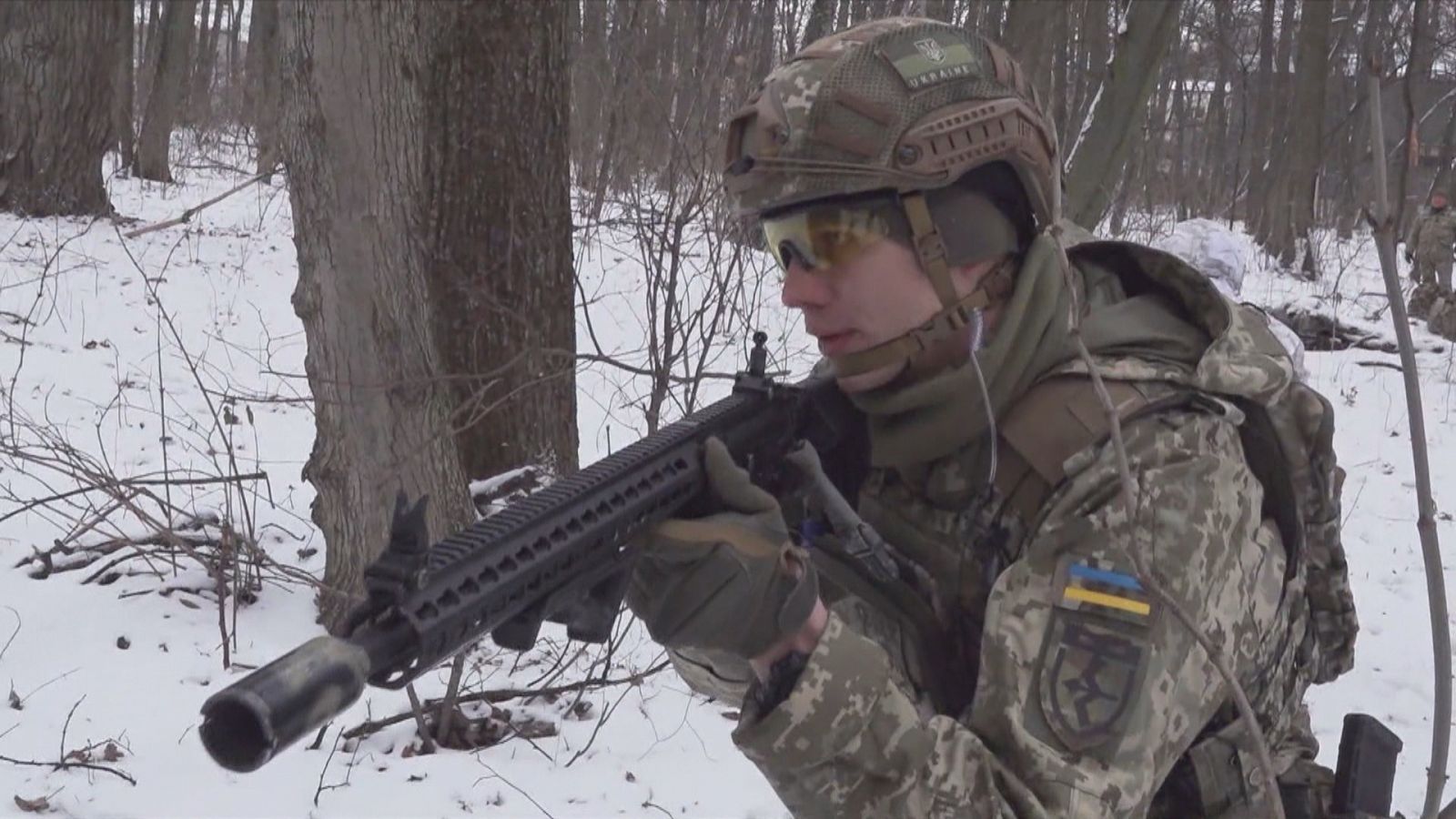 Un militar ucraïnès apunta amb la seva arma