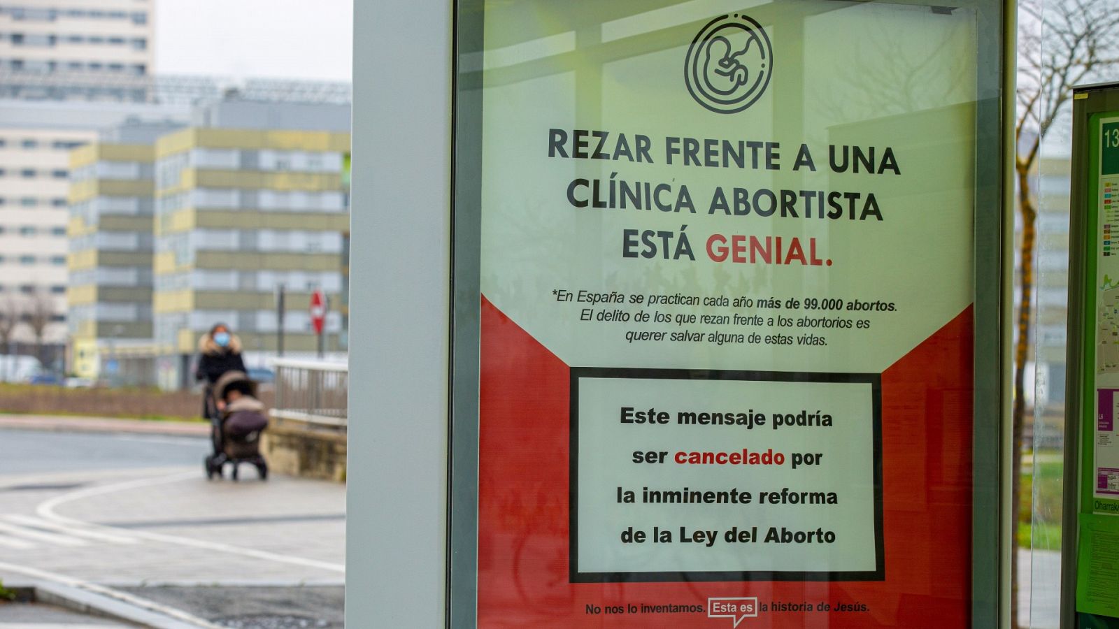 Uno de los polémicos carteles, en una calle de Vitoria.de el Ayuntamiento ha pedido su retirada.  