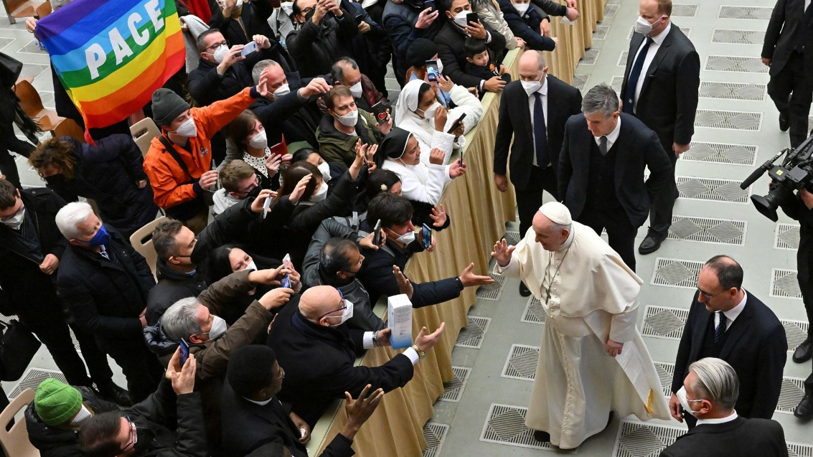 El Papa Francisco antes de entrar a la audiencia de los miércoles