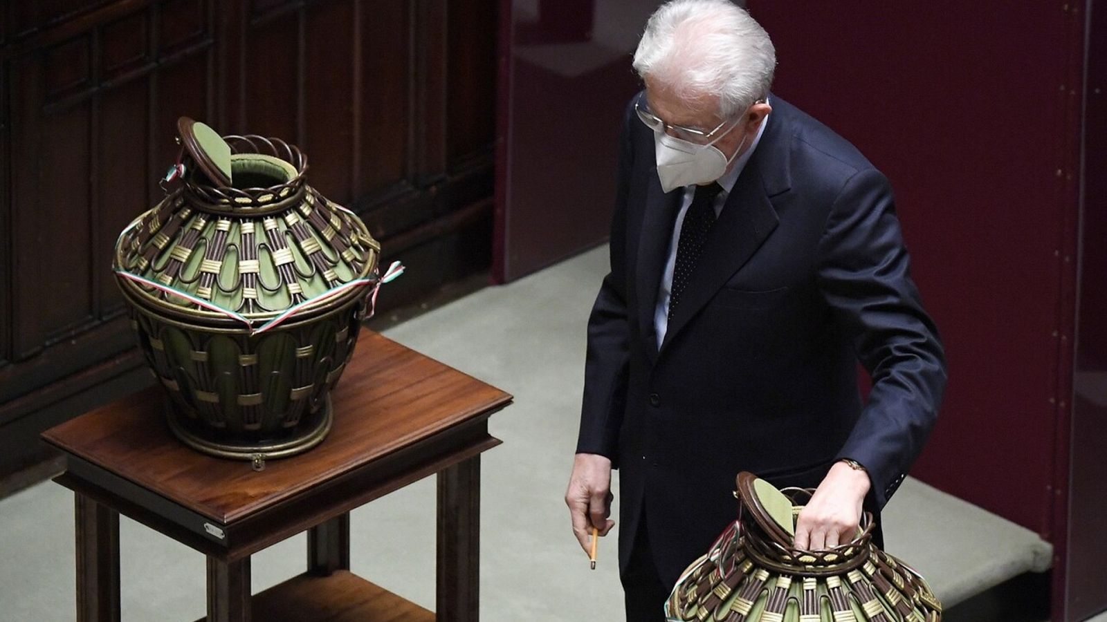 Mario Monti, ex primer ministro italiano y Senador vitalicio, vota en el Parlamento para elegir al nuevo presidente de la República Italiana. EFE/EPA/ETTORE FERRARI