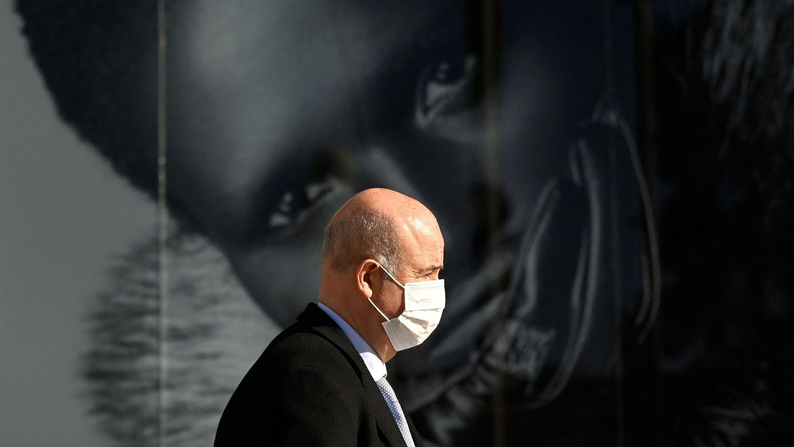 Un hombre pasea por Madrid con mascarilla, en enero de 2022.